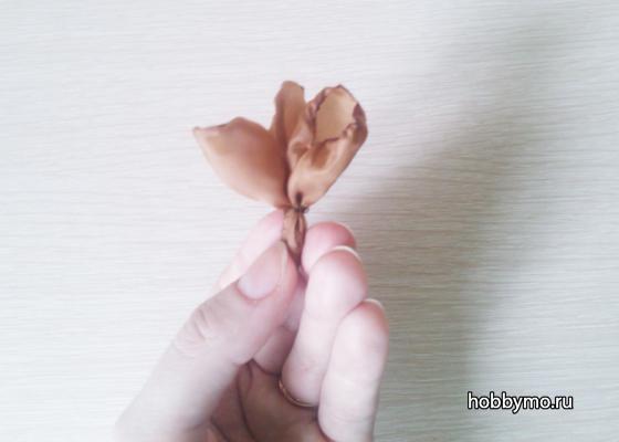 Цветок из подкладочной ткани своими руками Цветок из подкладочной ткани своими руками,,цветы из ткани,резинки для волос,аксессуары,цветы своими руками,цветы